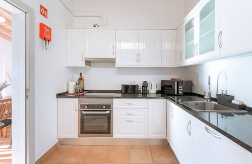 Cavaleiro House | Apartment 'Flor Do Rosto II' with Sea View, Shared Pool and Wi-Fi