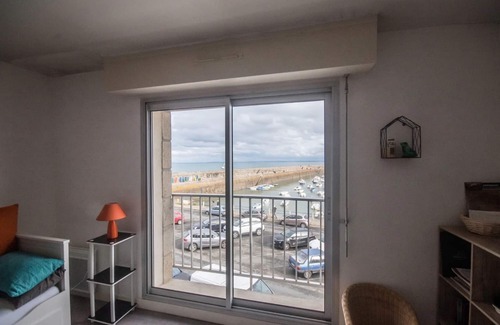 Binic Apartment | Apartment 'Appartement Face À La Mer 1 Étoile' with Sea View, Balcony and Wi-Fi