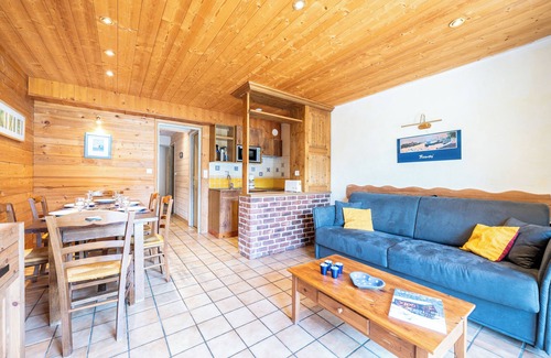 Champagny-en-Vanoise Apartment | Apartment 'Flocon' with Private Pool and Wi-Fi