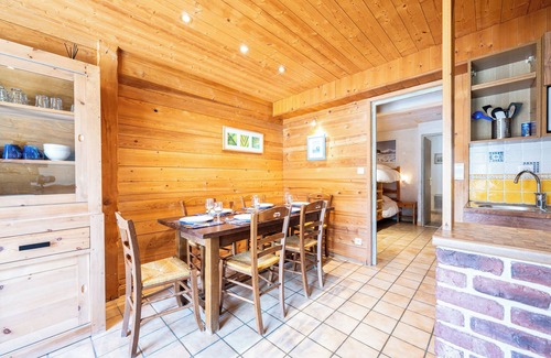 Champagny-en-Vanoise Apartment | Apartment 'Flocon' with Private Pool and Wi-Fi