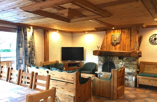 Montchavin Apartment | Apartment 'Les Dolomites' with Mountain View, Private Terrace and Wi-Fi