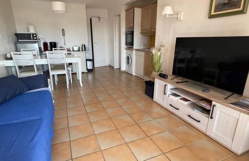 Les Issambres Apartment | Apartment 50 m from the beach | sea view | air-conditioned
