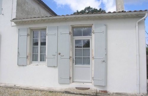 Saint-Vivien-de-Medoc Apartment | Apartment with garden in old house.