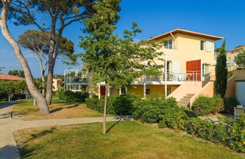 Le Brusc Apartment | Apartment with Terrace & Pool