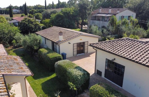 Capalbio Apartment | Apartment 'Frantoio' with Shared Pool, Wi-Fi and Air Conditioning