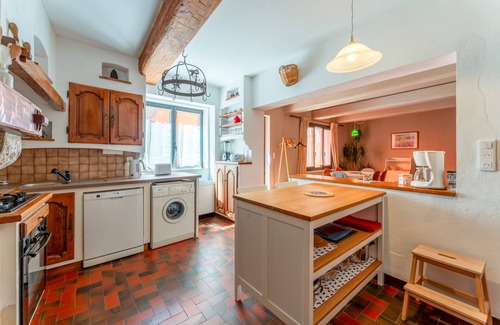 Rasteau Apartment | Apartment 'Gîte Coté Mûrier' with Shared Pool, Private Terrace and Wi-Fi