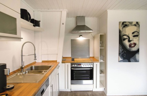 Detern Apartment | Apartment 'Gemütliche Ferienwohnung Am See' with Private Terrace, Private Garden and Wi-Fi