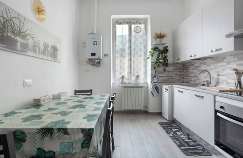 La Spezia Apartment | Apartment 'Georgehouse Golfo Dei Poeti 5 Terre' with Wi-Fi