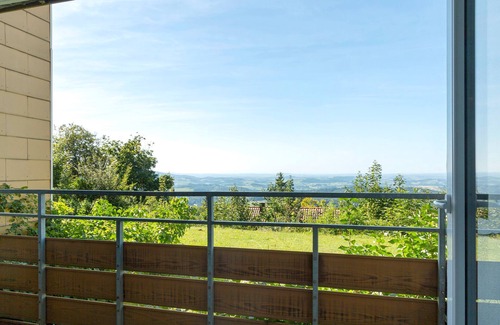 Geyersberg Apartment | Apartment 'Geyersberg Mit Aussicht' with Shared Garden and Balcony