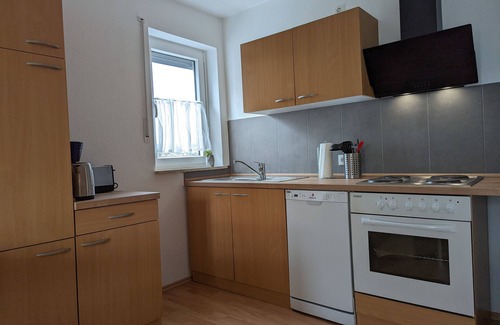 Wallersheim Apartment | Apartment 'Haus Abendsonne Dachgeschoss Klein' with Shared Garden, Balcony and Wi-Fi