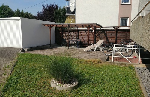 Wallersheim Apartment | Apartment 'Haus Abendsonne Dachgeschoss Klein' with Shared Garden, Balcony and Wi-Fi