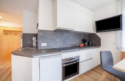 Schenna Apartment | Apartment "Haus Hohenrain 1" with Mountain View, Pool, Wi-Fi, Terrace & Garden