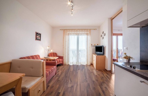 Schenna Apartment | Apartment "Haus Hohenrain 3" with Mountain View, Pool, Wi-Fi, Terrace & Garden