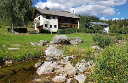Hundsbach Apartment | Apartment 'Haus Wiesengrund' with Mountain View, Shared Garden and Wi-Fi