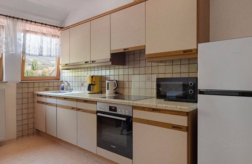 Obersulm Apartment | Apartment 'Holunderbusch' with Balcony and Wi-Fi