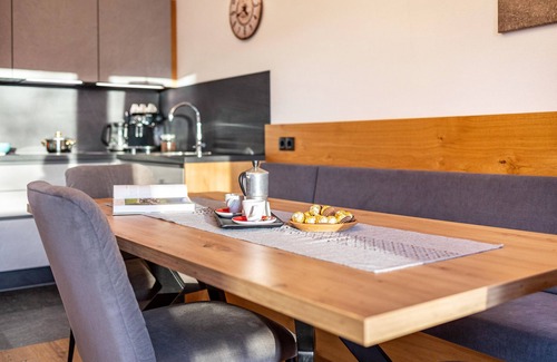 Acereto Apartment | Apartment 'Hubertus - Wasserfallspitz' with Mountain View, Private Terrace and Wi-Fi