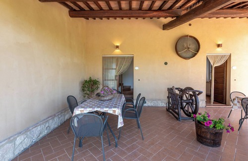 Gallina Apartment | Apartment 'Il Giogo' with Shared Pool, Wi-Fi and Air Conditioning