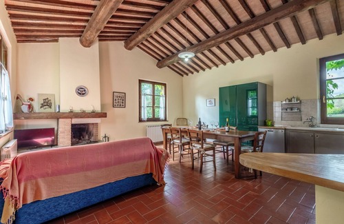 Serre di Rapolano Apartment | Apartment 'Il Covone' with Shared Pool, Shared Terrace and Wi-Fi