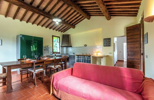 Serre di Rapolano Apartment | Apartment 'Il Covone' with Shared Pool, Shared Terrace and Wi-Fi