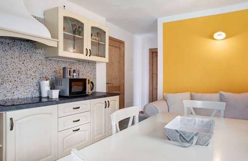 Somasassa Apartment | Apartment 'Il Posto Al Sole Caronella' with Mountain View, Shared Garden and Wi-Fi