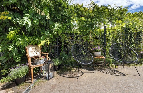 Henstedt-Ulzburg Apartment | Apartment 'Im Hamburger Speckgürtel' with a Terrace, Private Garden and Wi-Fi