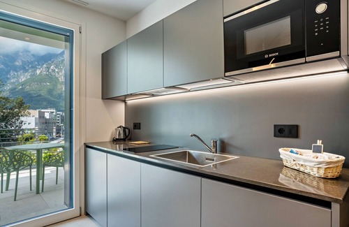 Ravina Apartment | Apartment In A Hotel 'Midum Garden Sud' with Mountain View, Wi-Fi and Air Conditioning