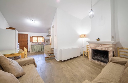 Laroya House | Apartment In A Hotel 'Yerbaluisa' with Mountain View, Wi-Fi