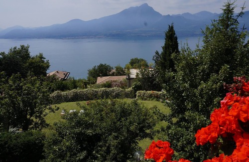 Torri del Benaco Apartment | Apartment in a house with garden and view of the lake