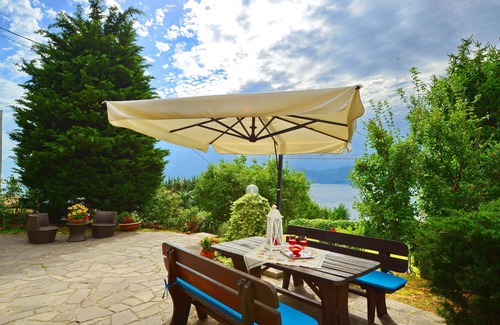 Torri del Benaco Apartment | Apartment in a house with garden and view of the lake