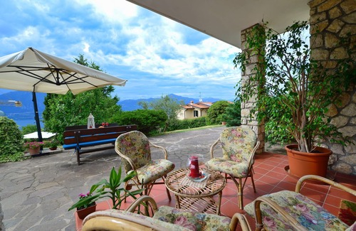 Torri del Benaco Apartment | Apartment in a house with garden and view of the lake