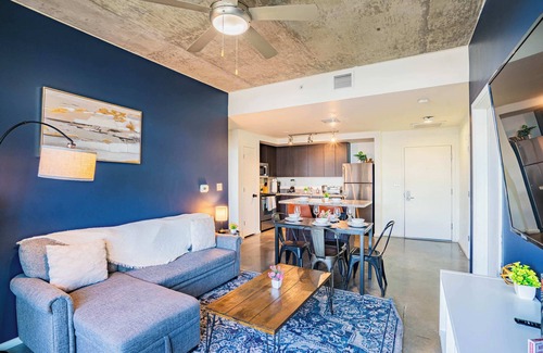 Evans Churchill Apartment | Apartment in Central DT with Gym+Pool+Parking+W/D