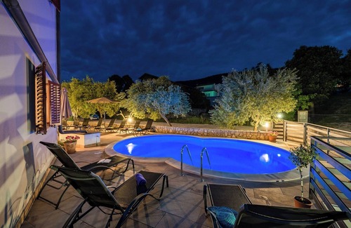 Drenje Apartment | Apartment in Drenje with Heated Pool & Sea View