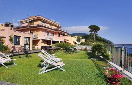 Moneglia Apartment | Apartment in Mongelia with balcony