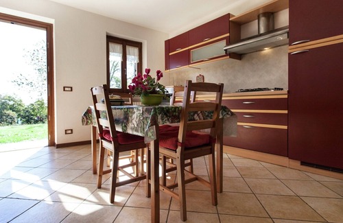 Netro Apartment | Apartment in Netro with Balcony and Views