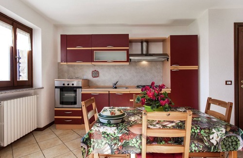 Netro Apartment | Apartment in Netro with Balcony and Views