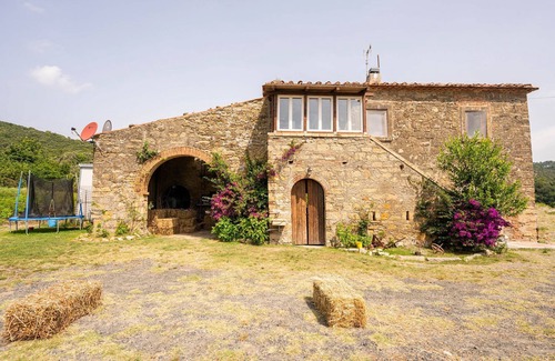 Livorno House | Apartment in rustic Tuscan farmhouse