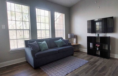 Deco Apartment | Apartment in the suburbs, near the Moll and stores (pet friendly).