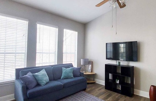 Deco Apartment | Apartment in the suburbs, near the Moll and stores (pet friendly).