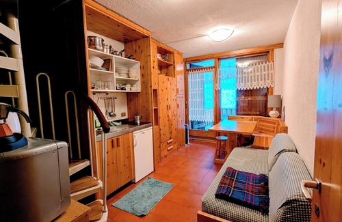 Gressan Apartment | Apartment in the wood for families, couples & groups. 10min walk from ski area
