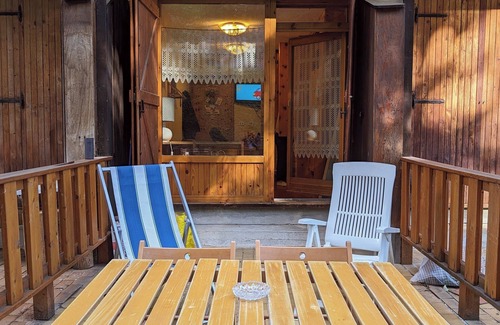 Gressan Apartment | Apartment in the wood for families, couples & groups. 10min walk from ski area