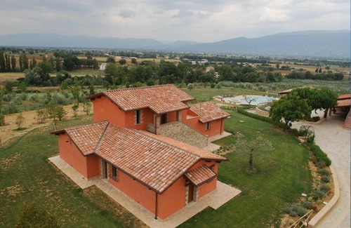 Bettona House | Apartment in Umbria with Infinity Pool Views