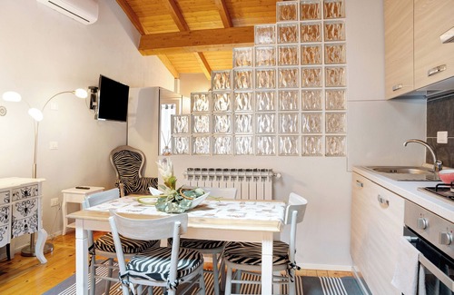 Piazza Apartment | Apartment 'Incantevole Loft' with Balcony, Wi-Fi and Air Conditioning