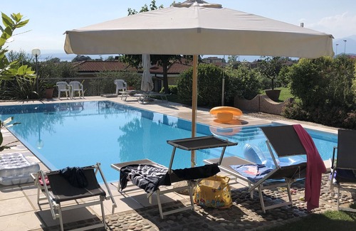 Bardolino Apartment | APARTMENT INSIDE A VILLA, LARGE GARDEN WITH LAKE AND POOL VIEW