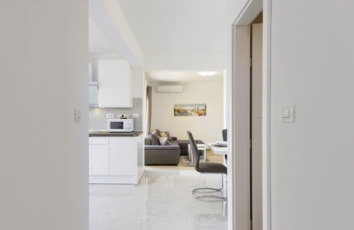 Crno Apartment | Apartment Issa- Luxury three bedroom apartment with bacony and city view