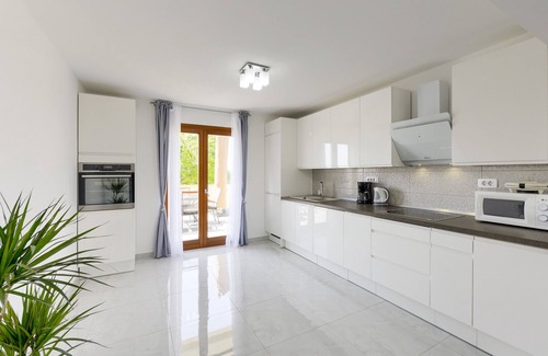 Crno Apartment | Apartment Issa- Luxury three bedroom apartment with bacony and city view