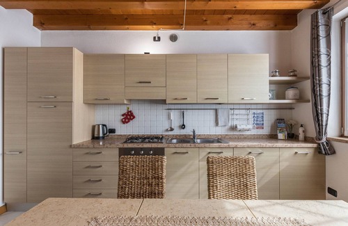 Colà Di Lazise Apartment | Apartment "Paolo" with Wi-Fi & A/C