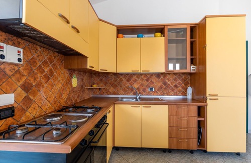 Casuzze Apartment | Apartment 'Vista Mare' with Sea View, Wi-Fi and Air Conditioning