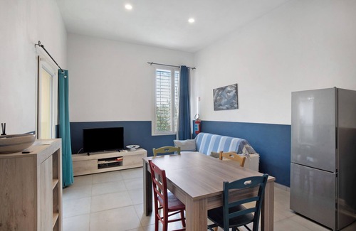 Santo Stefano al Mare Apartment | Apartment 'Ribes' with Private Terrace, Wi-Fi and Air Conditioning