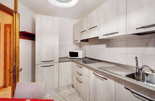 Isolaccia Apartment | Apartment 'A Due Passi Valdidentro' near Ski Lifts with Mountain View & Wi-Fi