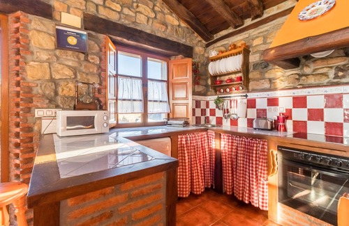 Villacarriedo Apartment | Apartment 'Juntana 2' with Mountain View, Shared Terrace and Wi-Fi